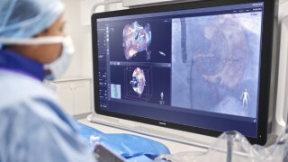 Cardiólogo que muestra imágenes de fusión en tiempo real de ecocardiografía y radiografía
