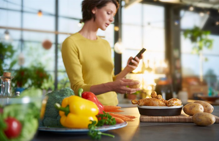 Mujer cocina vegetales preparación comida