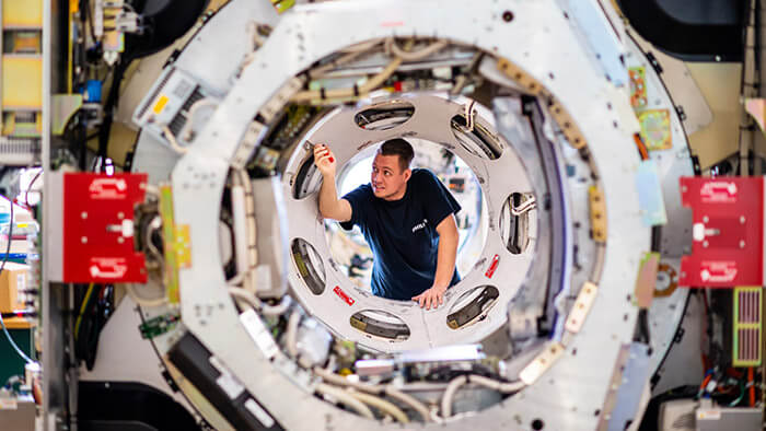 Hombre ajustando las piezas de la máquina