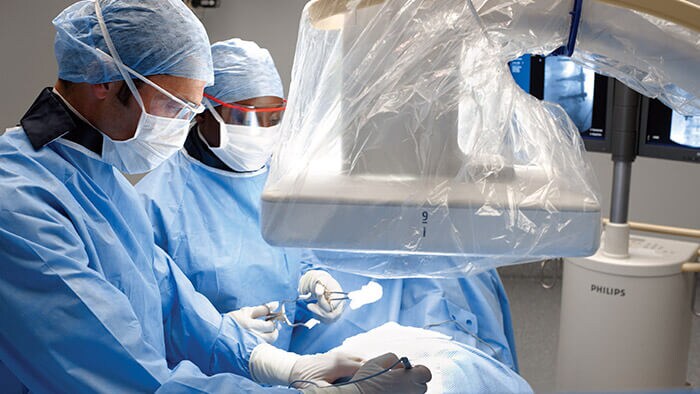 Médicos en el quirófano