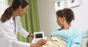 Mujer doctora monitor fetal