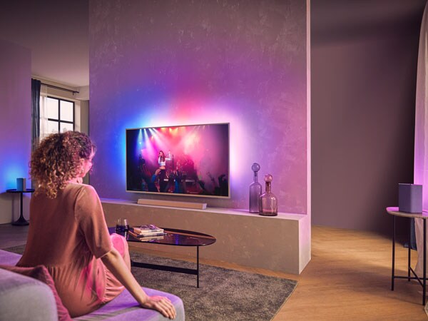 El sonido del televisor a la barra de sonido y los altavoces